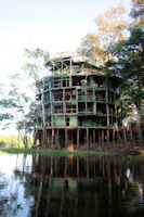 рис. 5: rio Ariau - Amazon Towers Hotel - ein Turm von der Rückseite - 2017
