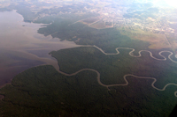 рис. 1: rio Macacu - rechts oben, Mündung in baia de Guanabara (links), unten von rechts rio Guaraí