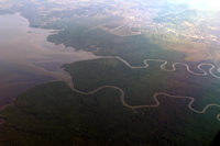 foto 1: rio Macacu / rio Macuco - rechts oben, Mündung in baia de Guanabara (links), unten von rechts rio Guaraí