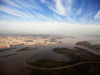 Bild 1: rio Guaíba - Vista aérea o rio guaiba e parte da ilhas , com a capital do Rio Grande do Sul , Porto Alegre