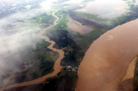 Bild 1: Paraná Manaquiri - links, rechts rio Solimões