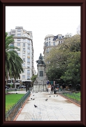 Noch auf dem Plaza del Congresso, rechts neben dem Denkmal von Mariano Moreno: Obdachlose