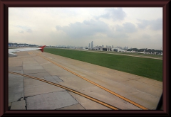 Blick vom Rollfeld auf die Skyline von Buenos Aires