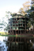 Amazon Tower Lodge - nur noch eine ausgeschlachtete Ruine