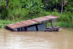 Auch auf dem Fluss gebaute Häuser gehen unter