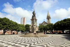 Vor dem Teatro Amazonas, rechts Igreja São Sebastião