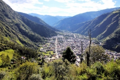 Blick vom Mirador La Cruz Bellavista auf Baños