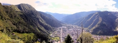 Blick vom Mirador La Cruz Bellavista auf Baños