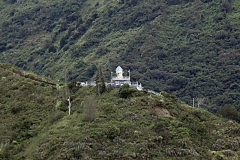 Blick zum Monument der Virgen de Agua Santa