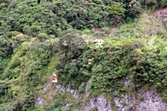 Viele kleine Seilbahnen überqueren den Río Pastaza