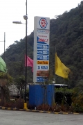 Super 2,15 USD/Gallone ~ 0,51 EUR/Liter