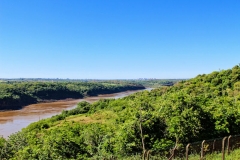 Blick von Itaipú den Río Paraná stromabwärts - links Foz do Iguaçu - rechts Ciudad del Este