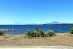 Lago Llanquihue, dahinter die Vulkane Osorno und Calbuco