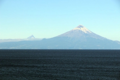 Lago Llanquihue, dahinter die Vulkane Osorno und Puntiagudo