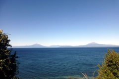 Lago Llanquihue, dahinter die Vulkane Osorno und Calbuco