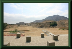 Túcume, Blick vom Museum zur Ausgrabungsstätte