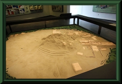 Modell der Ausgrabungsstätte, oben links das Museum