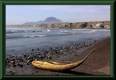 Die Bucht von Huanchaco mit Caballito de Totora