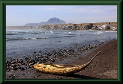 Die Bucht von Huanchaco mit Caballito de Totora