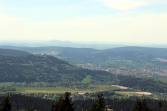 Blick auf Suhl, im Hintergrund die beiden Gleichberge bei Römhild