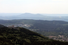 Blick auf Suhl, im Hintergrund die beiden Gleichberge bei Römhild