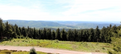 Blick auf Suhl, im Hintergrund die beiden Gleichberge bei Römhild