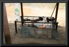 zu Mittag wird dort Fleisch (Schwein, Rind) gegrillt