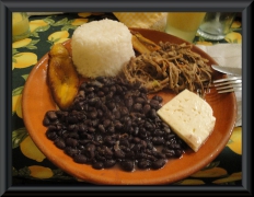 Das Nationalgericht Venezuelas - Pabellón criollo (Reis, Schwarze Bohnen, gezupftes Rindfleisch, Käse, Kochbanane)