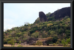 Typisch für die Gegend sind die schwarzen Granitkuppen des Guyanaschildes. Der hochstehende Fels ist eine Art Markenzeichen für diese Region.