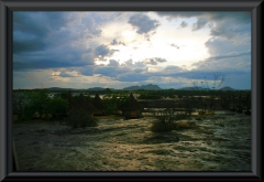 Angekommen an der idyllisch gelegenen Orinoco Lodge. Leider haben wir den Sonnenuntergang verpasst. Der Orinoco ist hier der Grenzfluss. Die Berge im Hintergrund gehören zu Kolumbien.