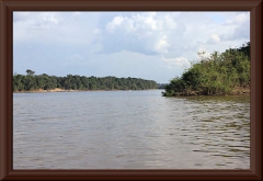 Die Mündung des Rio Sipapo in den Rio Orinoco.