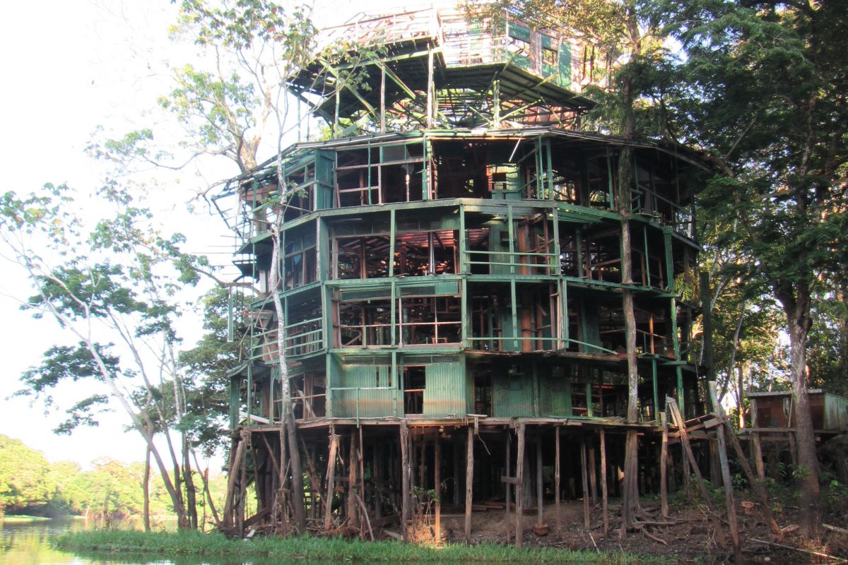 Ruine der Amazon Tower Lodge