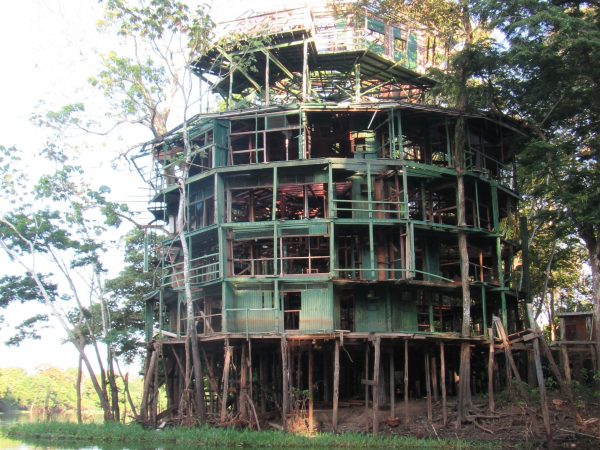 Ruine der Amazon Tower Lodge